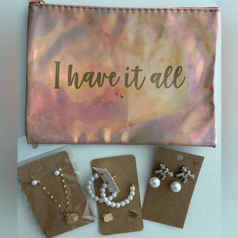 Mini bag with earrings set.